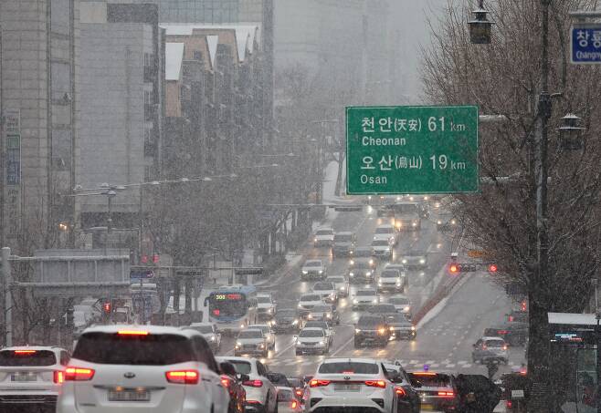 눈이 내린 6일 오전 경기도 수원시 1번 국도에서 차량이 서행하고 있다. /연합뉴스 제공