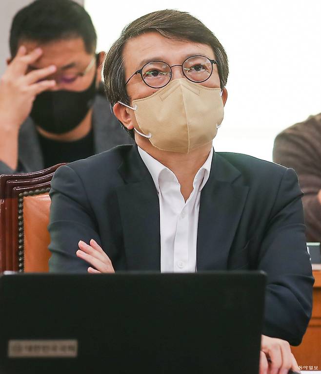 국회 법사위 전체회의가  열린 7일 회의에 참석한 김의겸 의원. 원대연 기자 yeon7 2@donga.com