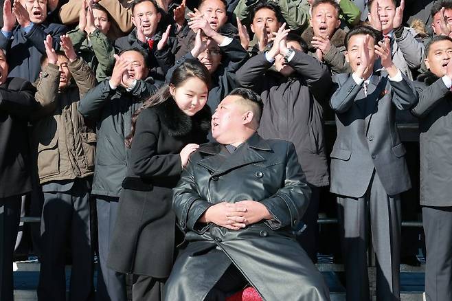 김정은 북한 노동당 총비서가 신형 대륙간탄도미사일(ICBM) '화성-17형' 시험발사 성공에 기여한 공로자들과 기념사진을 찍는 모습. 김 총비서 오른편으로 둘째 딸인 '김주애'로 추정되는 소녀가 서 있다. /뉴스1