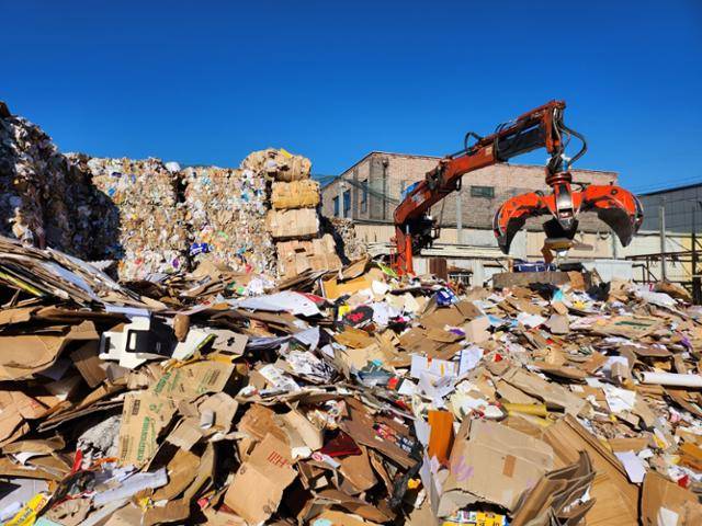 지난 2일 경기 남양주시의 한 폐지 압축장에서 온갖 종이류를 압축하는 작업이 진행 중이다. 마트 등 사업장에서 나온 폐지는 비교적 균일하지만 아파트 단지의 폐지는 생활쓰레기 비율이 30%가 넘을 때가 많다고 한다. 곽주현 기자