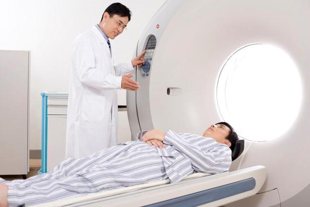 MRI 촬영을 기다리는 환자. MRI는 '문재인 케어'로 건강보험 적용이 된 대표적 의료서비스로 윤석열 정부는 건강보험 재정을 절감하기 위해 이 서비스의 건보적용 기준 강화를 추진하고 있다. 게티이미지뱅크