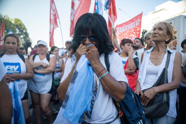 아르헨티나 부에노스아이레스의 법원 앞에서 크리스티나 페르난데스 부통령의 지지자들이 눈물을 보이고 있다. 이날 1심 재판부는 페르난데스 부통령에게 국고 횡령 혐의 등으로 징역 6년을 선고했다. 부에노스아이레스=AP