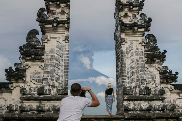 2017년 11월 27일 관광객들이 인도네시아 발리의 아궁 화산을 배경으로 사진을 찍고 있다. 발리=EPA 연합뉴스