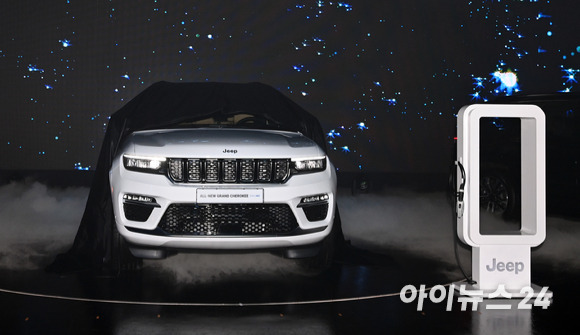 지프(JEEP)가 7일 오전 서울 광진구 광장동 그랜드 워커힐 호텔에서 플래그십 SUV '올 뉴 그랜드 체로키 & 올 뉴 그랜드 체로키 4xe'를 공개하고 있다. [사진=김성진 기자]