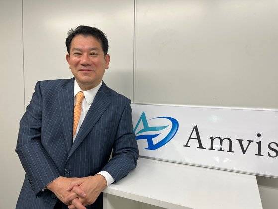 이신칸을 운영하고 있는 시바하라 케이이치 앰비스 홀딩스 대표가 지난 20일 도쿄 본사에서 포즈를 취했다. 사진 김현예 도쿄특파원.
