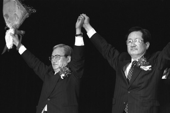 지난 1995년 개혁신당이 창당발기인대회를 열고 홍성우(오른쪽) 변호사 등을 창당준비위원장으로 선출했다. 중앙포토