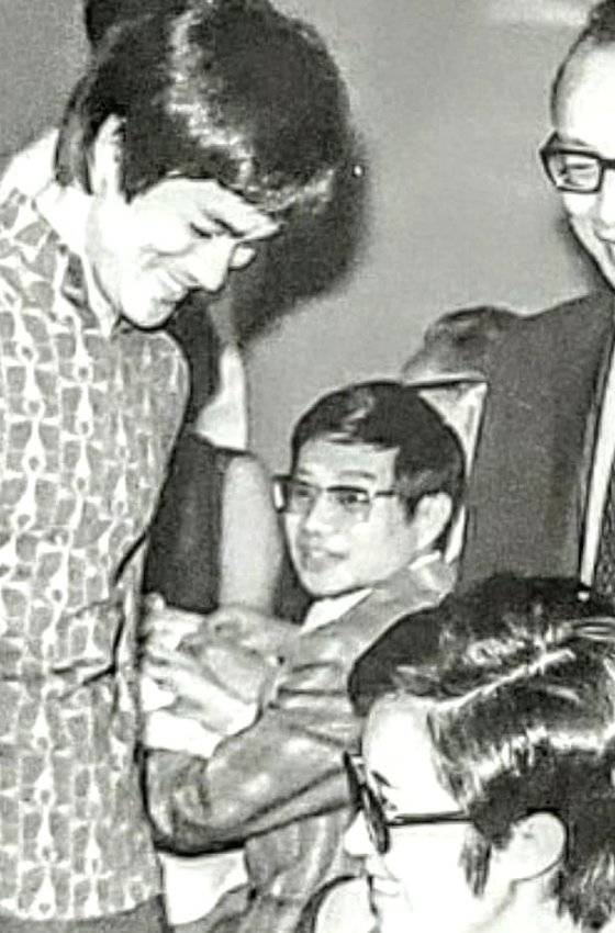 지난 1972년 무협 영화 당산대형의 흥행 성공 축하 연회에 참석한 이소룡(왼쪽)과 영화사 골든하베스트 설립자 레이먼드 초우(鄒文懷·추문회, 오른쪽) 사이에 안경을 쓴 30대 시절의 니쾅이 보인다. [우구이룽 페이스북 캡처]