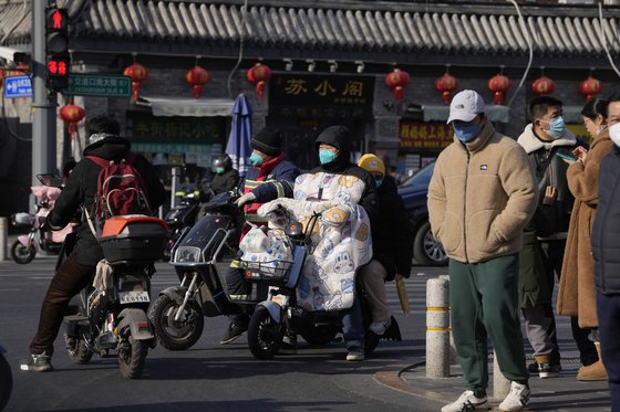 7일 베이징의 모습이다. 시민들이 마스크를 쓰고 나오기 시작했다. 중국은 강력한 방역조치를 완화하고 있다. AP=연합뉴스