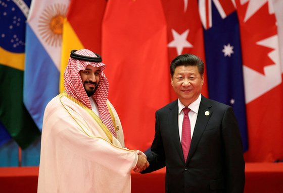 시진핑 중국 국가주석(오른쪽)과 빈 살만 사우디 왕세자가 2016년 만났을 당시의 모습. 로이터=연합뉴스