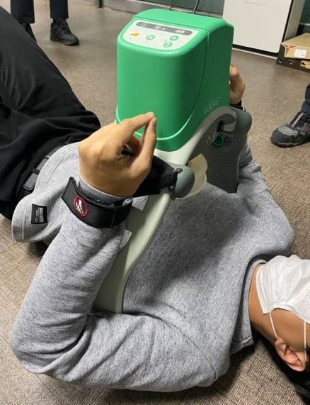 서울 성동구 성동소방서 성수119안전센터에서 본지 기자가 기계식가슴압박장치 '루카스'를 착용하고 있는 모습. 권용훈 기자