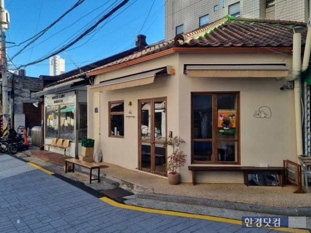 '힙당동'으로 불리는 신당동 일대에는 MZ세대들이 관심이 많은 가게들이 많이 입점해 있다. / 사진=이송렬 한경닷컴 기자