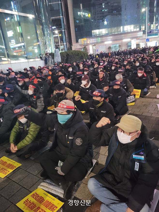 민주노총 대전본부 관계자 등이 6일 대전 서구 둔산동 갤러리아백화점 타임월드 맞은편 국민은행 앞에서 ‘화물연대 운송거부 지원 총파업·총력투쟁대회’를 열고 있다. 강정의 기자