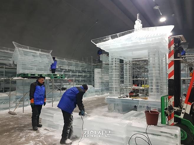중국 하얼빈 빙등 기술자들이 지난 6일 오후 강원 화천군 화천읍 하리 서화산 다목적광장에서 산천어축제의 주요 프로그램 중 하나인 ‘실내 얼음 조각광장’에 전시할 대형 얼음 조각 작품을 만들고 있다. 최승현 기자
