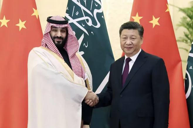 시진핑 중국 국가주석이 2019년 2월 베이징 인민대회당에서 중국을 방문한 무함마드 빈 살만 사우디아라비아 왕세자를 만나 악수하고 있다. 베이징 | AP연합뉴스