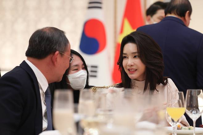 김건희 여사와 응우옌 쑤언 푹 베트남 국가주석이 지난 5일 청와대 영빈관에서 열린 국빈만찬에서 대화하고 있다. 대통령실 제공/연합뉴스