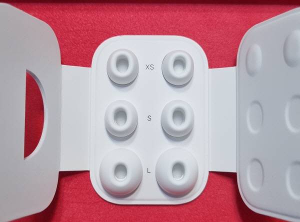에어팟 프로 2세대 제품에 들어 있는 이 어팁. 가장 작은 XS부터 총 4개(이어폰 부착된 것 포함)를 활용할 수 있다. 정옥재 기자