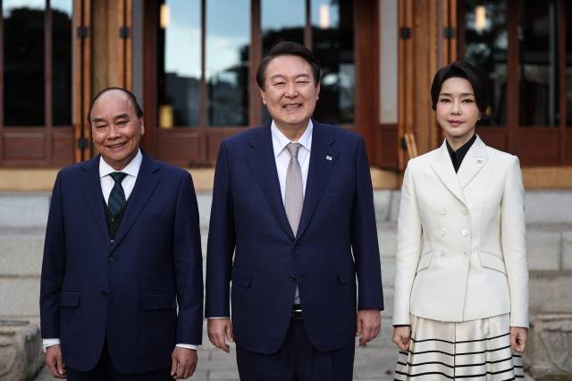 윤석열 대통령과 김건희 여사가 6일 오후 청와대 상춘재에서 응우옌 쑤언 푹 베트남 국가주석과 차담을 하기 앞서 기념촬영을 하고 있다. 대통령실 제공