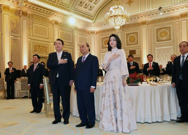윤석열 대통령과 김건희 여사가 5일 청와대 영빈관에서 열린  응우옌 쑤언 푹 베트남 국가주석 방한 국빈만찬에서 국기에 경례를 하고 있다. 연합뉴스