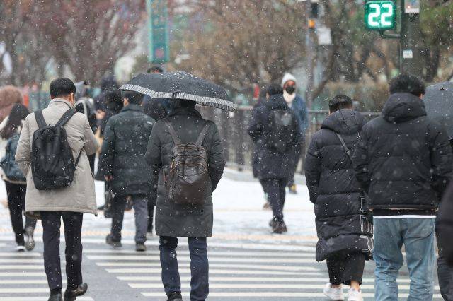 6일 오전 서울 광화문네거리에서 출근길에 나선 시민들이 횡단보도를 건너고 있다. 연합뉴스