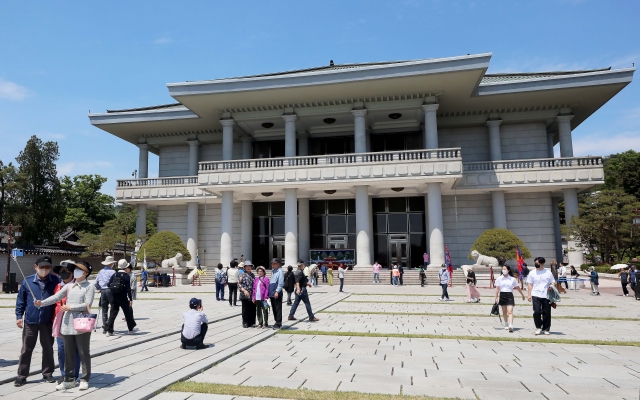 5월 10일 오후 서울 종로구 청와대가 일반 시민들에게 개방됐다. 시민들이 영빈관을 둘러보고 있다. 인수위사진기자단