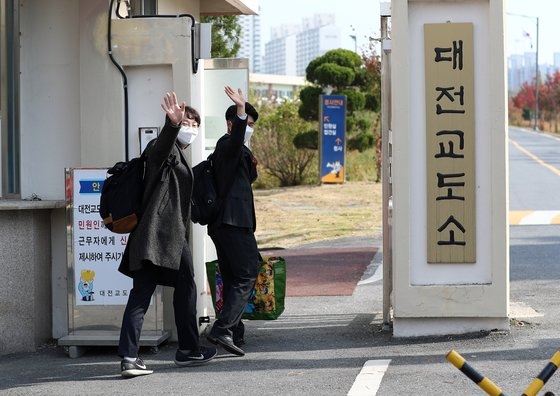 2020년 10월 26일 대전교도소 대체복무 교육센터에서 양심적 병역거부자 63명의 첫 입교식에 참석하는 입소자들. 연합뉴스
