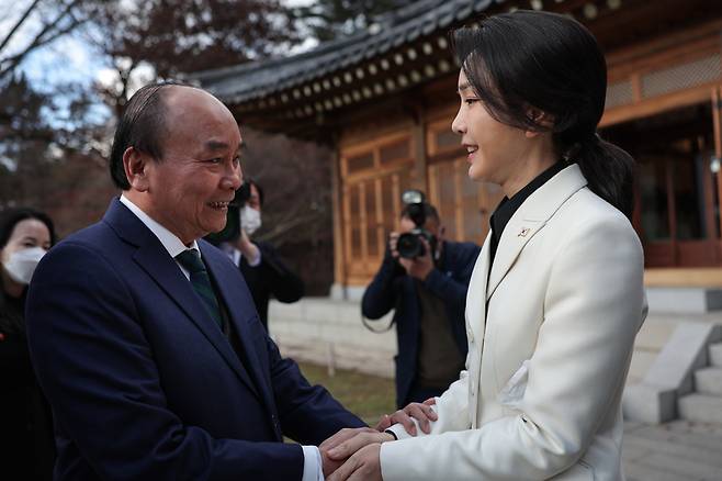 김건희 여사가 6일 오후 청와대 상춘재에서 응우옌 쑤언 푹 베트남 국가주석과 차담을 하기 앞서 악수하고 있다. / 사진=대통령실 제공