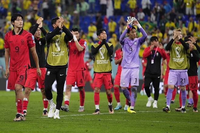 브라질과의 16강전이 끝난 이후 한국 축구 국가대표팀이 관중석을 향해 박수를 치고 있다 / 사진 = AP