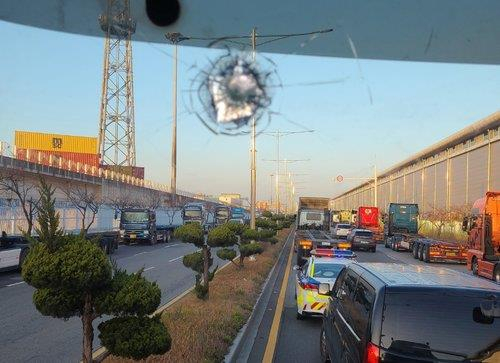 지난달 26일 부산항 신항 인근 도로에서 화물연대 조합원이 새총으로 비조합원이 운행하는 트레일러 차량에 쇠구슬을 쏴 앞 유리가 파손된 모습. [자료=부산경찰청]