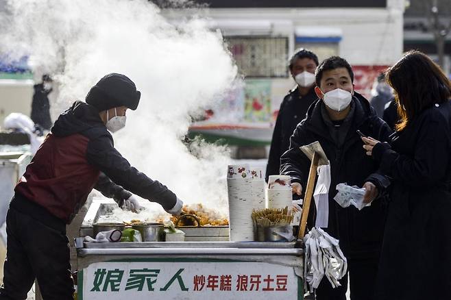 봉쇄가 완화한 중국 신장 위구르자치구 우루무치에서 시민들이 음식을 사고 있다. /AFPBBNews=뉴스1