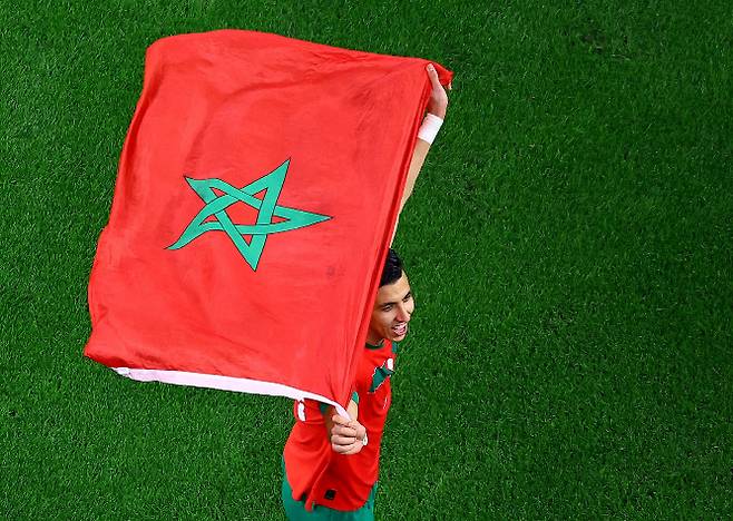 모로코가 스페인을 꺾고 카타르월드컵 8강에 진출했다. 사진은 7일(한국시각) 모로코가 스페인에 승부차기에서 승리한 직후 모로코의 자와드 엘 야미크가 모로코기를 들고 기뻐하는 모습. /사진=로이터