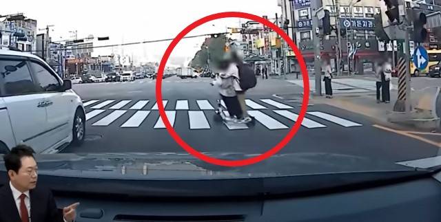 지난 9월 30일 오후 5시경 군포에서 발생한 전동킥보드 교통사고. 여중생 3명이 한 대의 전동킥보드에 올라탄 채 무단횡단을 하다 좌회전 차량에 치였다. [한문철TV 캡처]