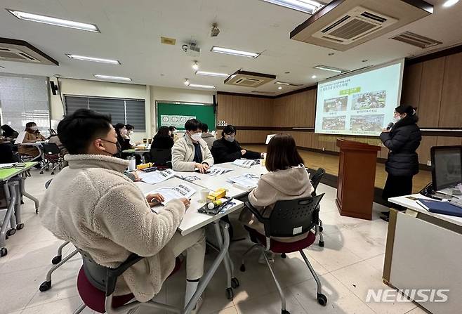 [창원=뉴시스] 홍정명 기자=7일 경남 창원교육지원청 대회의실에서 배움중심수업 전문적학습공동체 운영 성과 나눔 발표회가 열리고 있다.(사진=창원교육지원청 제공)2022.12.07. photo@newsis.com