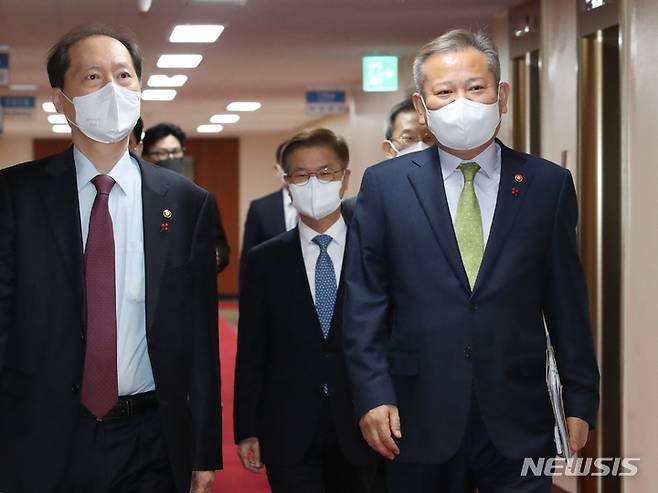 [서울=뉴시스] 김명원 기자 = 이상민 행정안전부 장관이 6일 오전 서울 종로구 정부서울청사에서 세종-서울 영상으로 열린 국무회의에 참석하고 있다. 2022.12.06. kmx1105@newsis.com