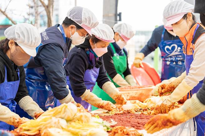 원흥대 본부장과 봉사자들이 김치를 만들고 있다. 월성원자력본부 제공