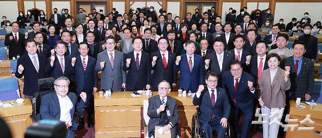 7일 서울 여의도 국회 의원회관에서 열린 친윤 의원들의 공부 모임인 '국민공감' 출범식에서 권성동, 장제원 의원 등 참석 의원들이 기념촬영을 하고 있다. 윤창원 기자