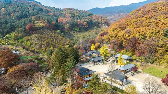 묘적사는 역사에 비해서 큰 사찰은 아니지만 고즈넉한 분위기가 찾는 이들의 마음을 편하게 해주는 곳이다. 드론으로 촬영한 묘적사 전경.