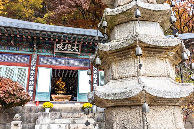 대웅전 앞 팔각칠층석탑. 조선 전기 때 제작된 것으로 추정된다.