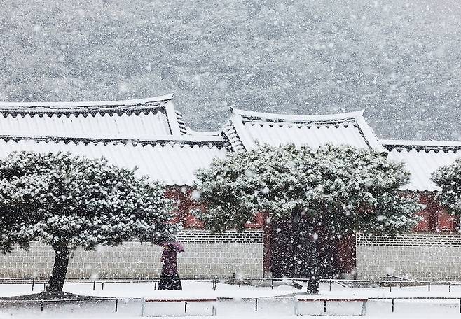 지난 6일 오전 경기도 수원시 화성 행궁에 눈이 내리고 있다. 수원=연합뉴스