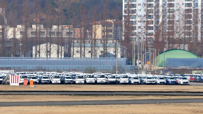 화물연대 총파업 14일째인 7일 오전 광주공항 활주로 인근에 로드탁송(개별탁송)으로 옮겨진 기아차 신차들이 적치돼 있다. 뉴스1