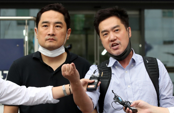 지난해 9월9일 강용석 변호사(왼쪽)와 김세의 가로세로연구소 대표가 서울 강남경찰서를 나서며 취재진의 질문에 답하고 있다. 뉴스1