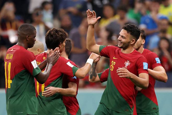 포르투갈 축구대표팀 선수들은 7일(한국시간) 카타르 루시일의 루사일 스타디움에서 열린 스위스와의 ‘2022 국제축구연맹(FIFA) 카타르 월드컵 16강’ 일정에서 득점 후 세리머니를 펼치고 있다. Getty Images 코리아