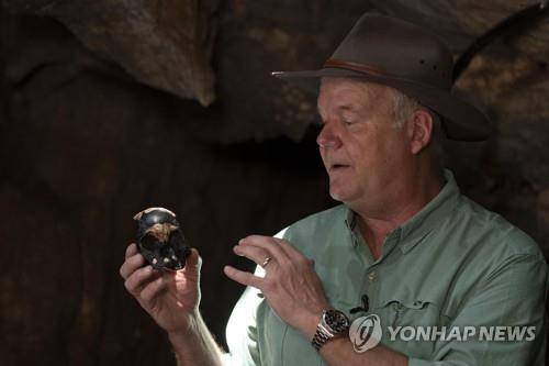 호모 날레디 발굴결과를 설명하는 리 버거 박사  [WITS UNIVERSITY 제공/ EPA 연합뉴스 자료사진]