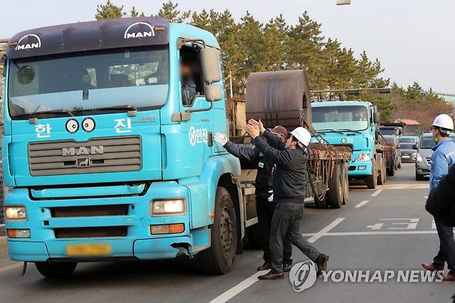 화물차 기사와 악수하는 원희룡 (포항=연합뉴스) 손대성 기자 = 민주노총 공공운수노조 화물연대본부(화물연대)의 파업(운송거부)이 이어지는 가운데 원희룡 국토교통부 장관이 7일 경북 포항시 남구 포스코 포항제철소를 찾아 화물차 운행 상황을 점검하고 있다. 2022.12.7 sds123@yna.co.kr