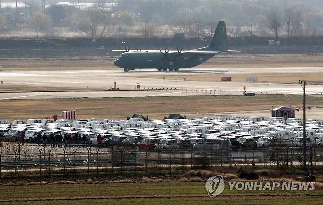 화물연대 파업으로 광주공항에 완성차 적치 (광주=연합뉴스) 조남수 기자 = 화물연대 총파업 13일째인 6일 광주공항 활주로 옆 공간에 '로드탁송'으로 옮겨진 기아 신차들이 적치돼 있다. 기아는 화물연대 파업에 따른 카캐리어 운송이 중단되며 대체 인력을 고용해 공장에 쌓여가는 완성차를 임시 적치장으로 옮기고 있다. 2022.12.6 iso64@yna.co.kr