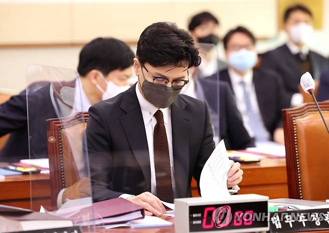 자료 살펴보는 한동훈 법무부 장관 (서울=연합뉴스) 백승렬 기자 = 한동훈 법무부 장관이 7일 국회에서 열린 법제사법위원회에 참석해 자료를 살펴보고 있다. 2022.12.7 srbaek@yna.co.kr
