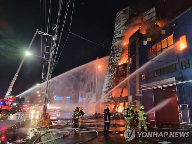 인천 석남동 공장 화재 진화하는 소방당국 (인천=연합뉴스) 7일 오후 7시 16분께 인천시 서구 석남동의 한 인쇄 공장에서 큰불이 나 소방당국이 경보령을 내리고 진화 작업을 벌이고 있다. 2022.12.7 [인천소방본부 제공. 재판매 및 DB 금지] chamse@yna.co.kr