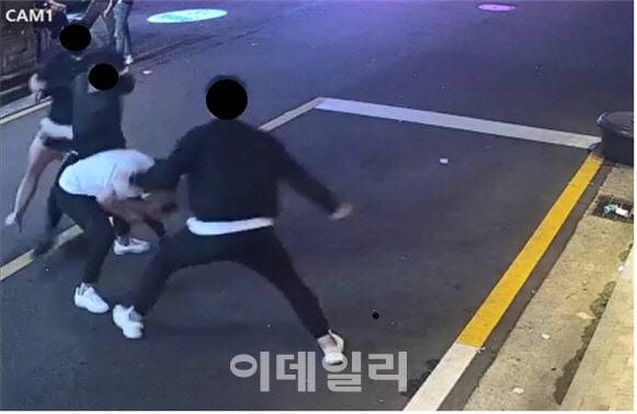 그랜드파 소속 조직원들이 노상에서 상대 조직원을 기습하는 장면. 군산지청 제공.