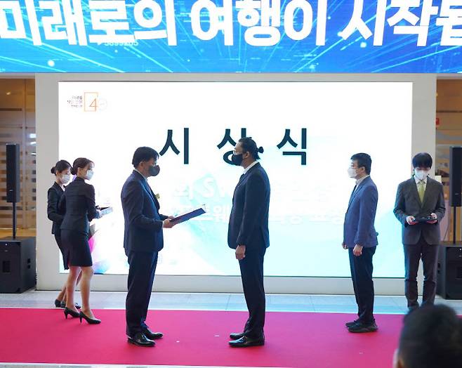 컴투버스 권경진 수석(가운데)이 제1회 대한민국 소프트웨어 기술인상을 수상하고 있다. (사진=컴투스)