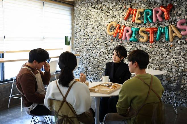 김건희 여사가 8일 부산 금정구 몽실커피를 방문해 자립준비청년 창업자들과 대화하고 있다. 이 카페는 아동양육 시설에서 성장한 청년들이 창업한 곳으로, 이 청년들은 다른 자립준비청년들을 돕고 있다.  (사진=대통령실 제공)