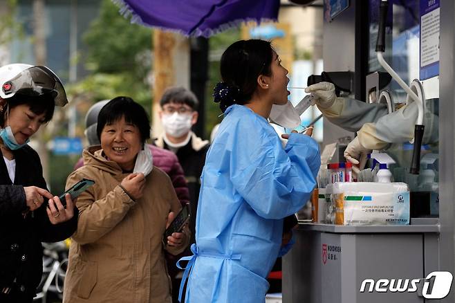 7일 중국 상하이의 핵산 검사소에서 한 여성이 핵산검사소에서 검사를 받고 있다. 2022.12.07/뉴스1 ⓒ 로이터=뉴스1 ⓒ News1 김민수 기자
